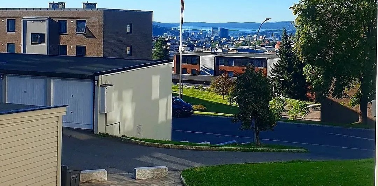 Nyt den flotte utsikten fra den romslige balkongen