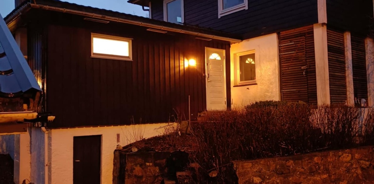Halvparten av leiligheten ligger i eget tilbygg