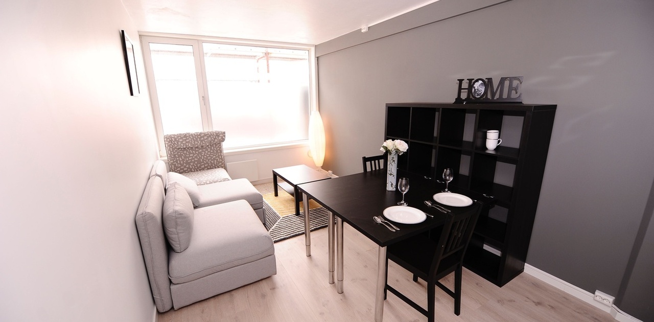 Åpen kjøkkenløsning. Her får du både plass til seng/sofa/sovesofa og et spisebord