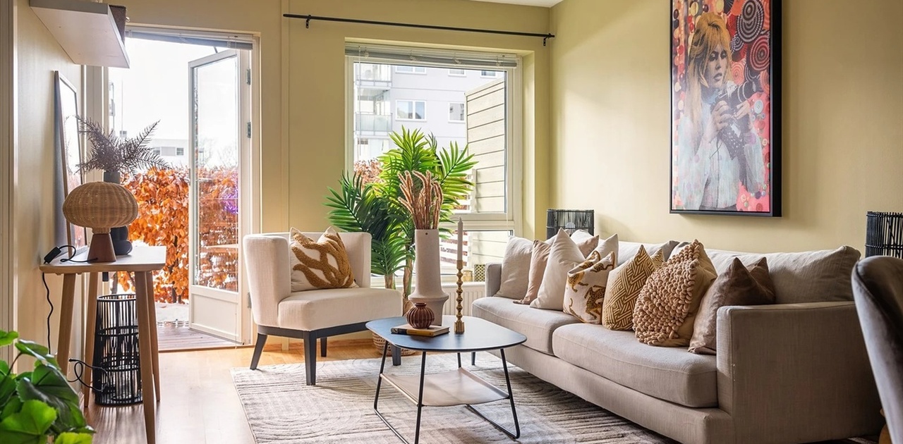 Lys stue med sørvest terrasse