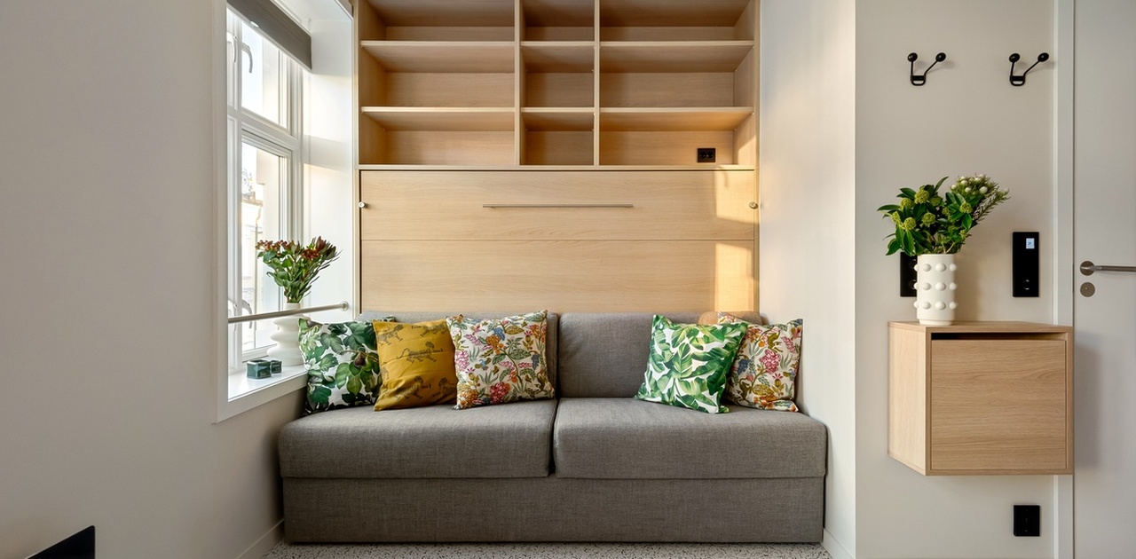 Sofa med seng inne i hylle