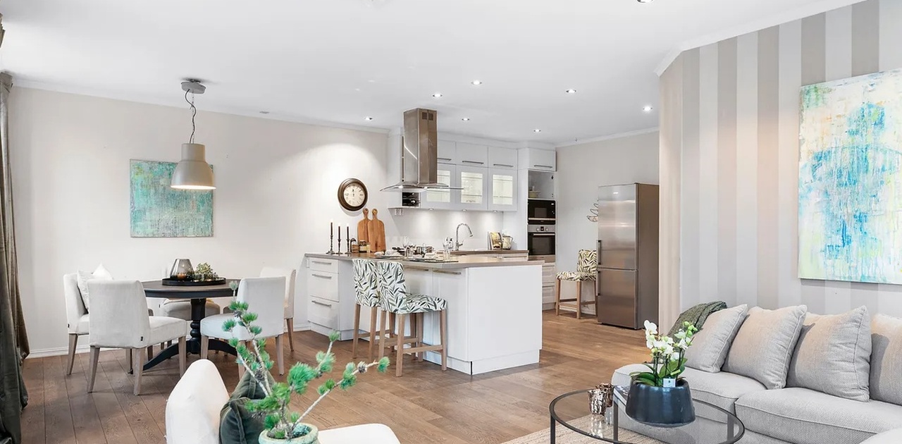 Spisebordet er erstattet med et langbord i eik, og svarte stoler kommer. Barstolene er byttet ut med nye i svart/eik.