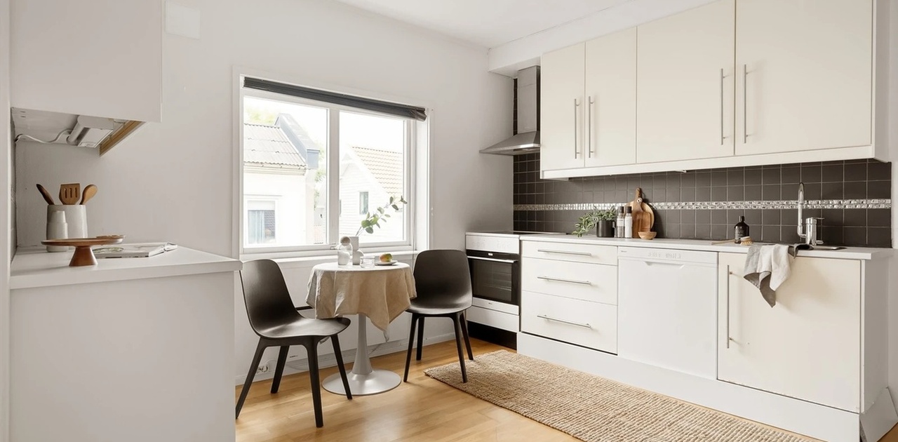 Bildene er hentet fra prospektet, og leiligheten er nå malt i varme beige toner med nytt, lyst gulv