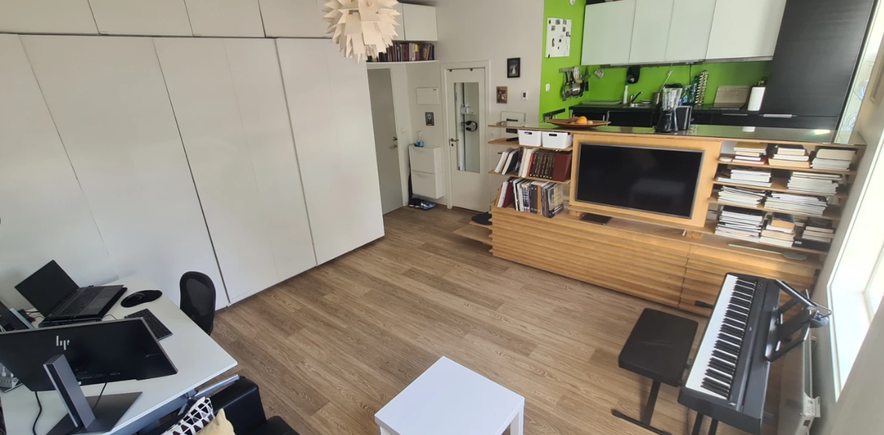 Bildet tatt fra stua med kjøkken i bakgrunn