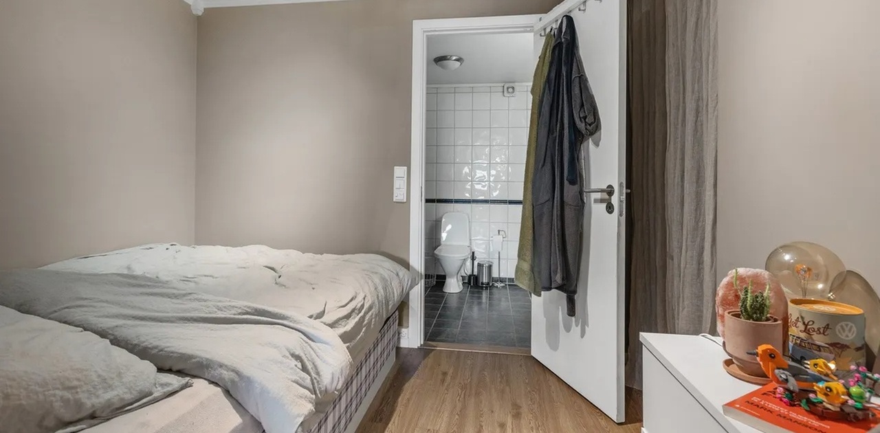 Soverom, med dør inn til bad