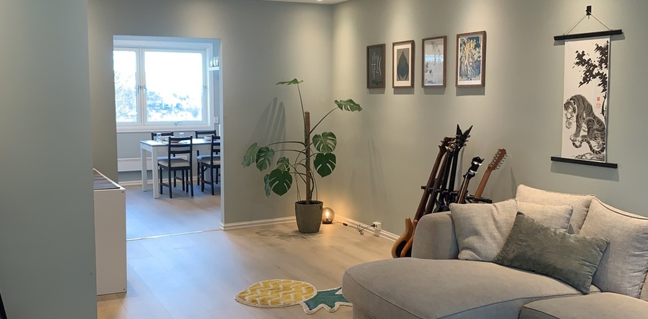 Åpen stue med masse dagslys