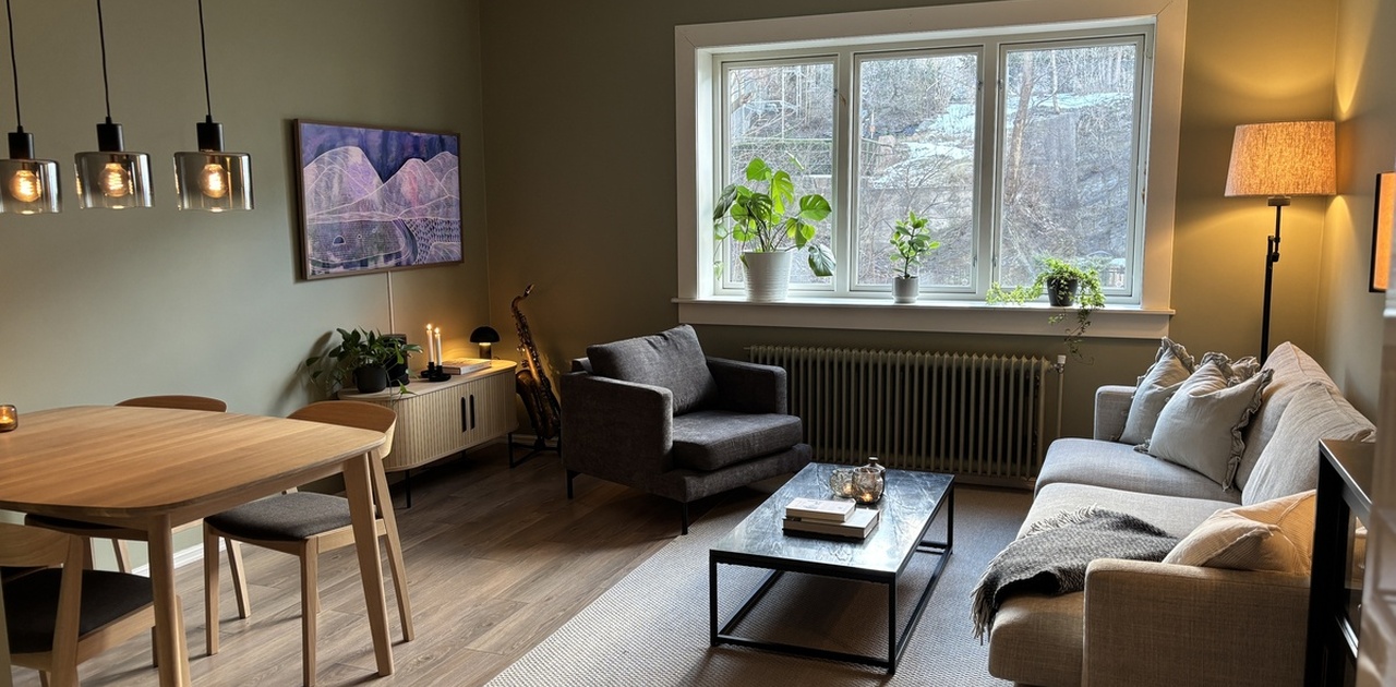 Romslig stue med frame-tv