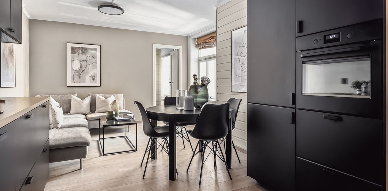 Velkommen til Bjørn Stallares gate 6. Nyoppusset og stor leilighet med høy standard hvor nærmest alt er nytt i 2022/2023. Møblene på bildet følger leiligheten.