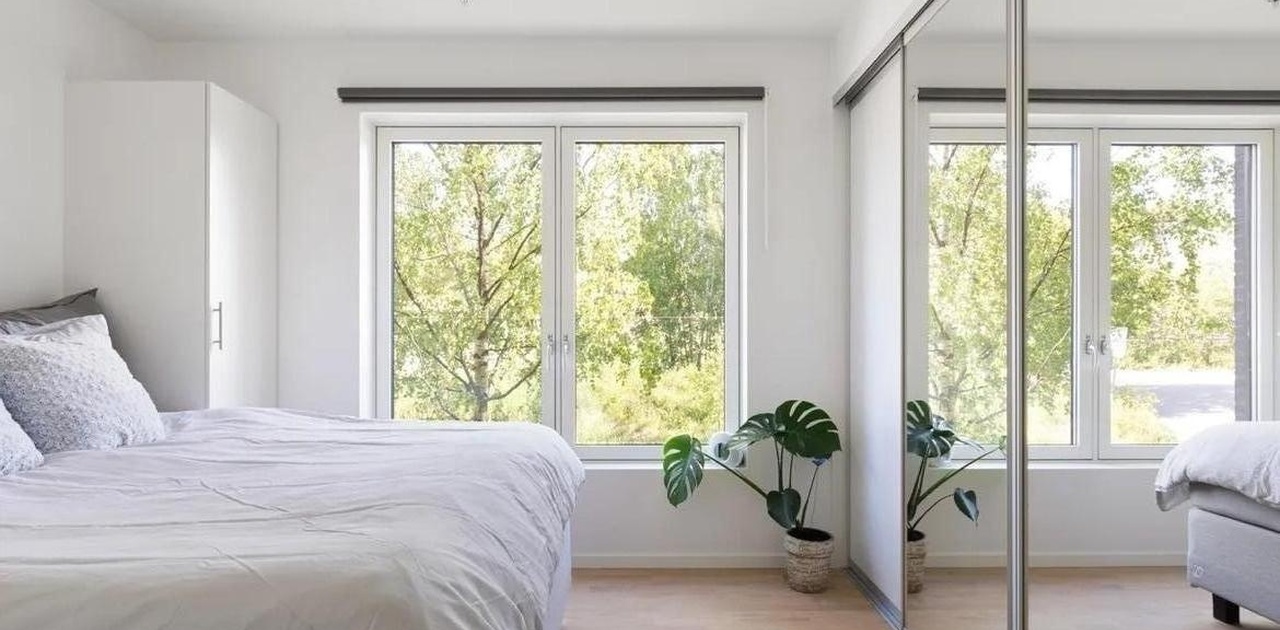 Soverom14 kvm. Lyst og fint. Stort garderobeskap (se de neste bildene).