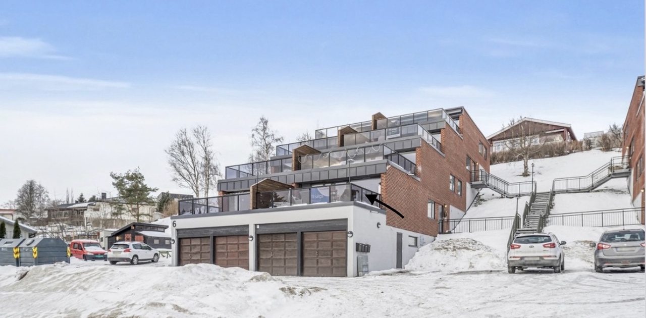 Fasade (med pil til leiligheten)