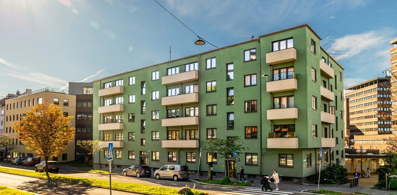 Leiligheten befinner seg i øverste etasje i midten.