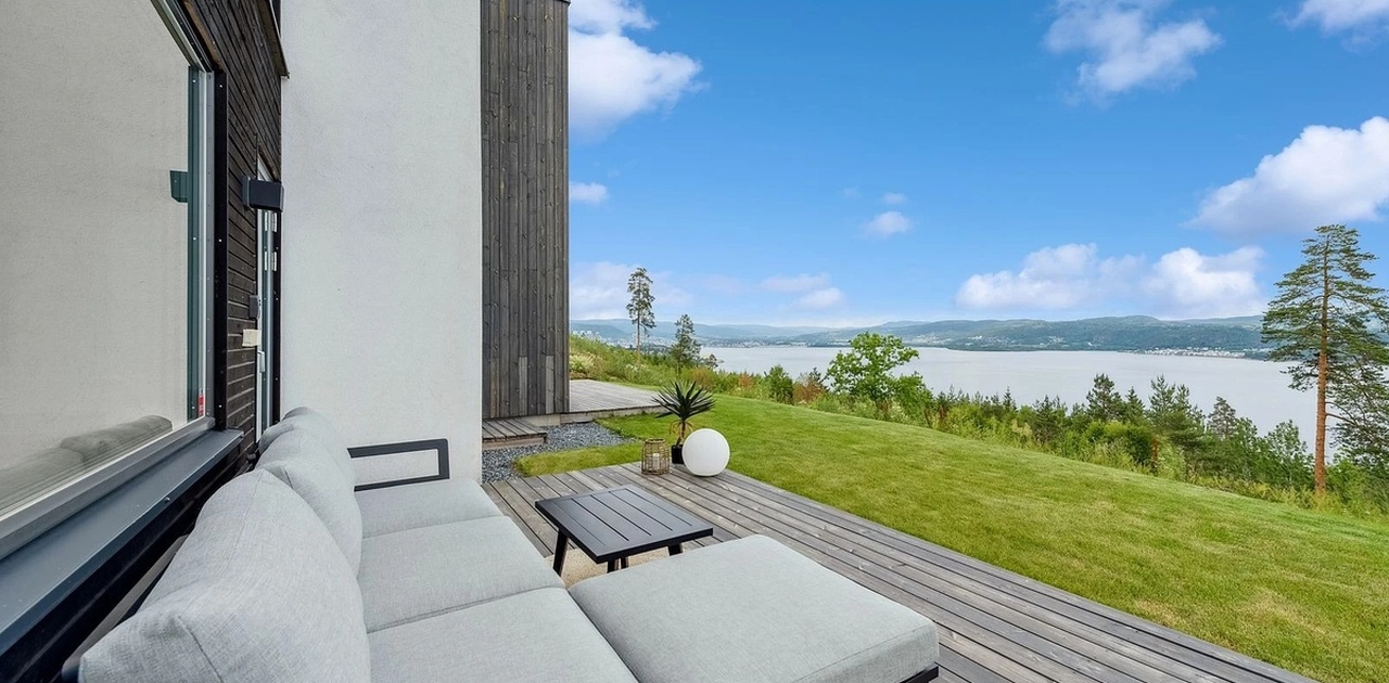 Terrassen byr på en fantastisk utsikt over Drammensfjorden