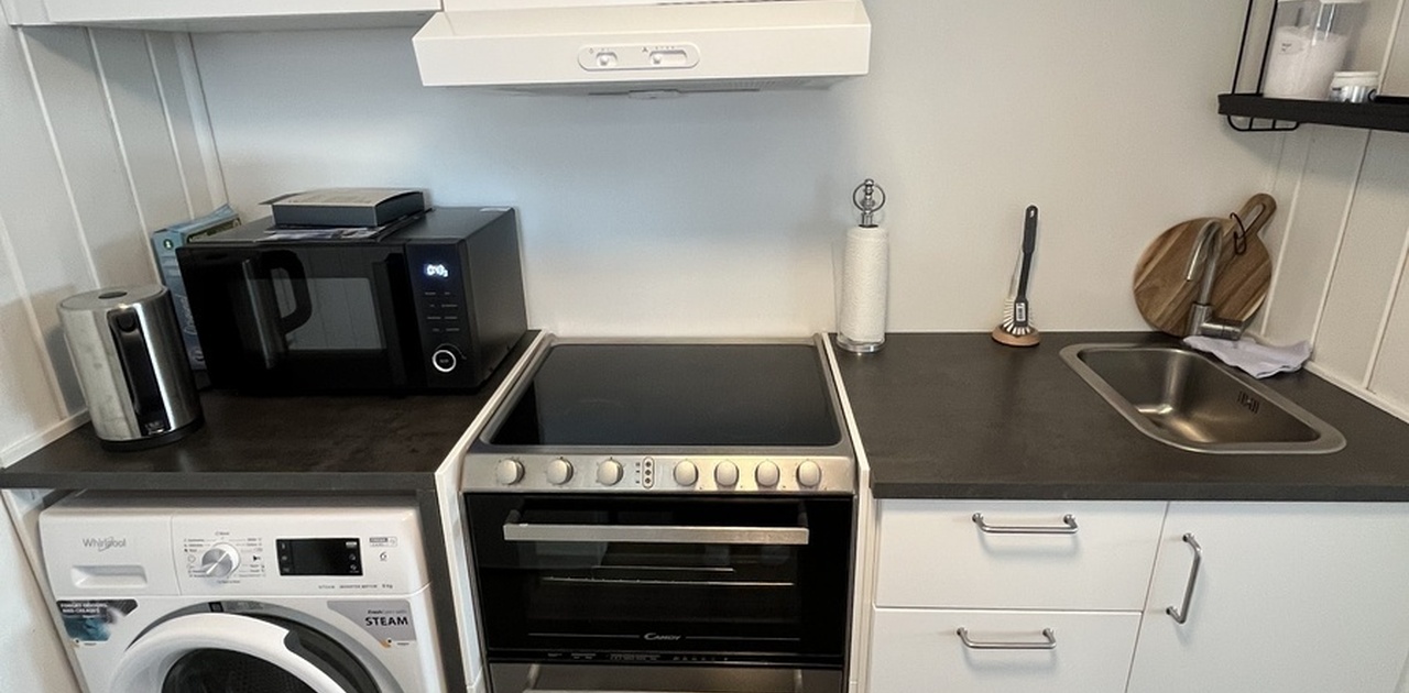 Kjøkken: vaskemaskin, kjøleskap, komfyr og oppvaskmaskin inkludert