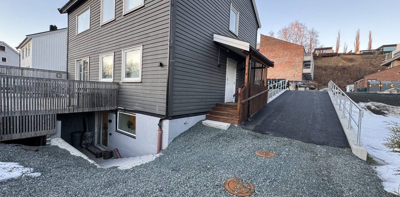 Ingang til kjellerleiigheten til venstre