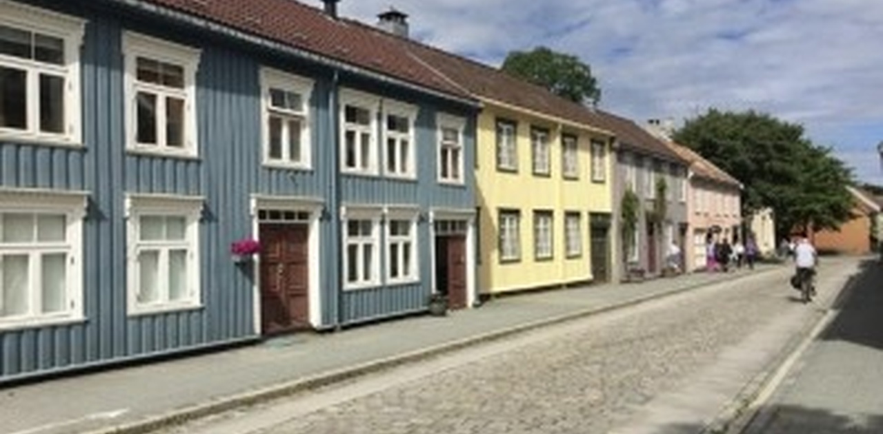 Felles inngangsdør i midten, omtrent tilsvarende leilighet motsatt.