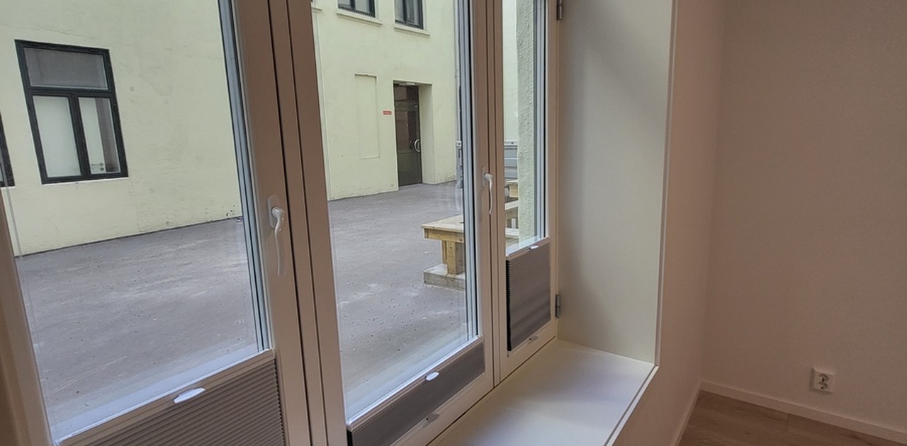 Dyp vinduskarm for planter/oppbevaring eller å sitte i