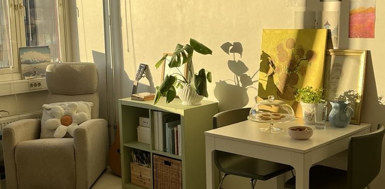 Leiligheten fylles av solen om ettermiddagene.