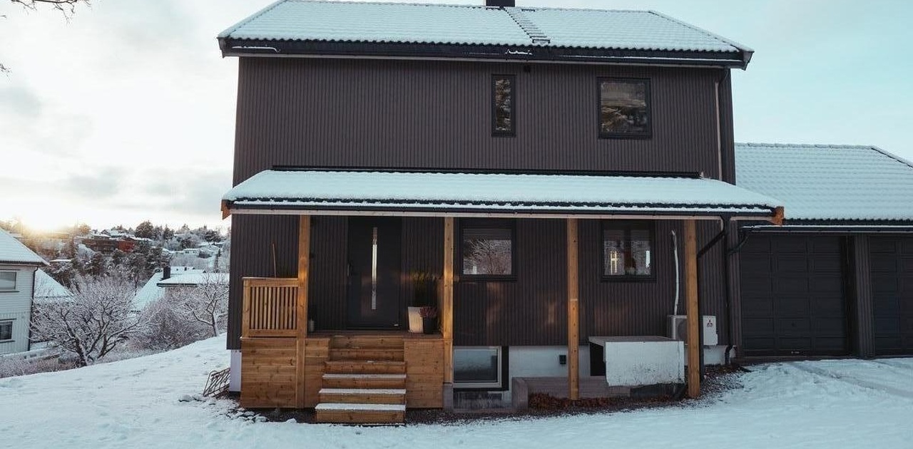 Inngangsparti til både leilighet og hoveddel på samme side.