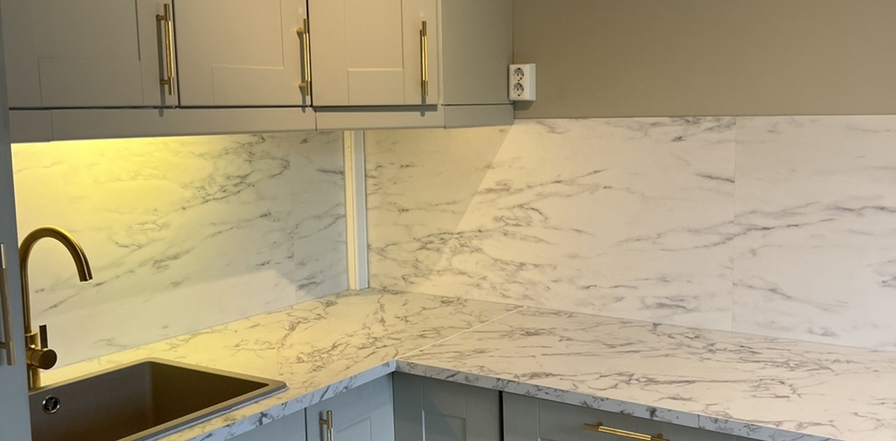 Kjøkken med gull detaljer