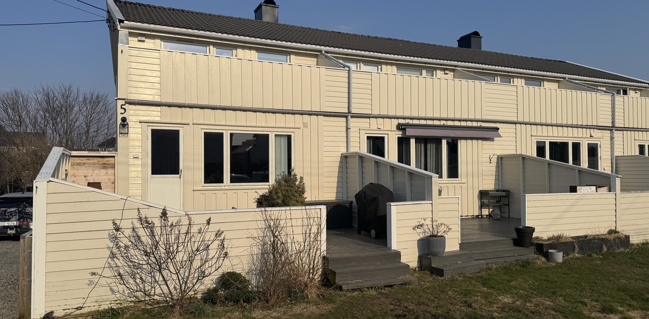 Fasaden med terrasse og hage. Balkong med utgang fra hovedsoverom