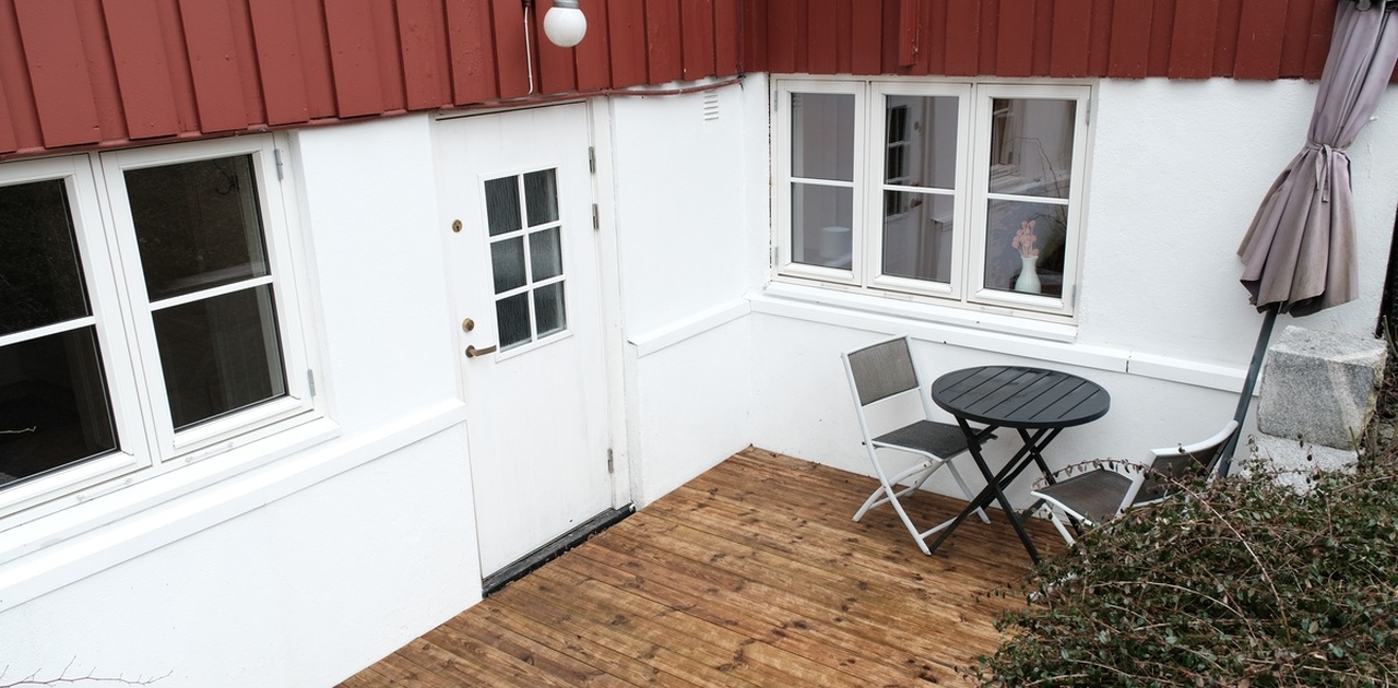 Inngangsparti med egen uteplass