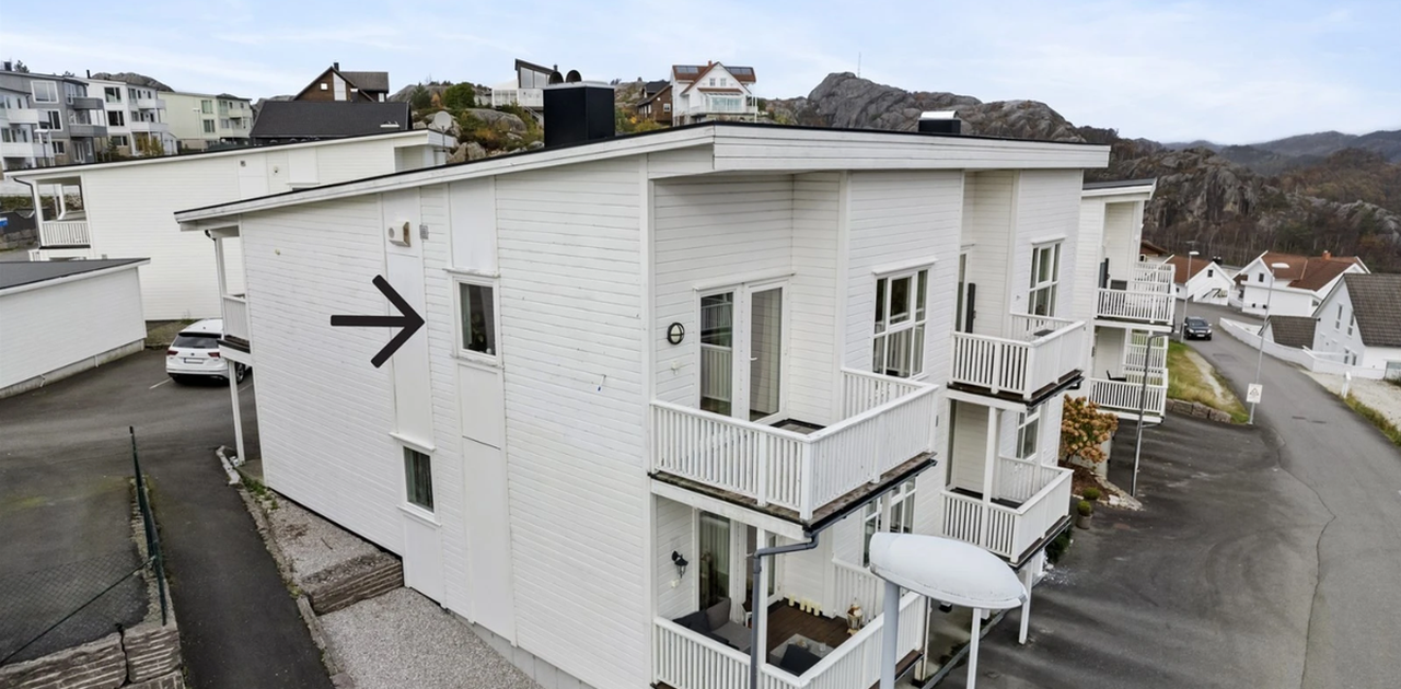 Fremside med balkong og carport under