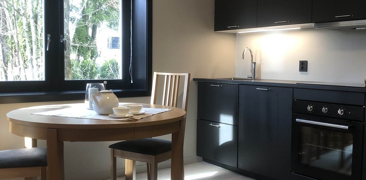 Kjøkken med plass til spisebord