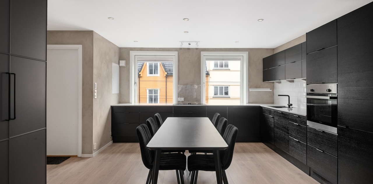 Åpen stue/kjøkken løsning med stor spisebord