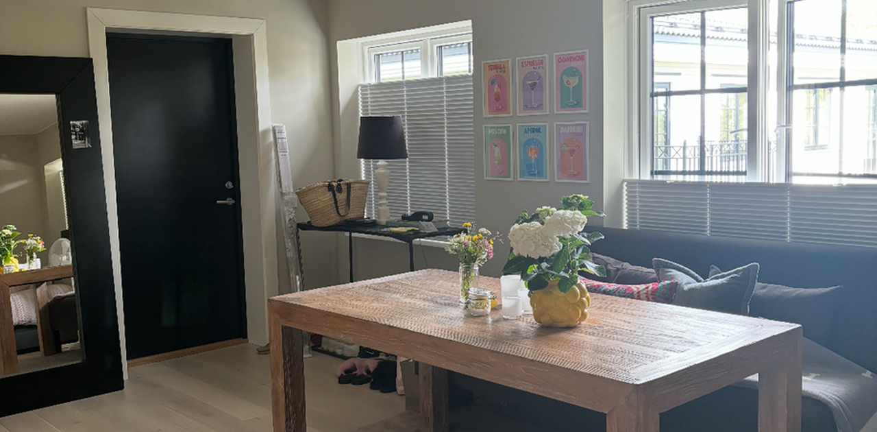 Plass til sofa og stort spisebord