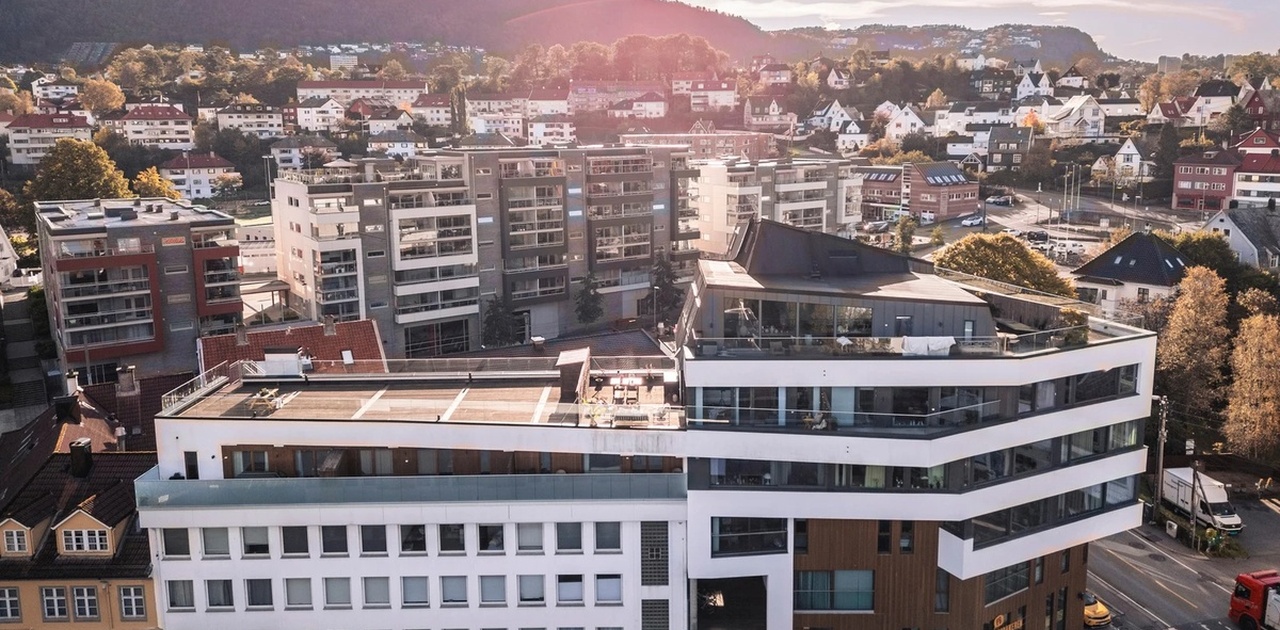 Leiligheten er i 5 etg- egen terrasse se bilde mot venstre. 2 felles takterrasser