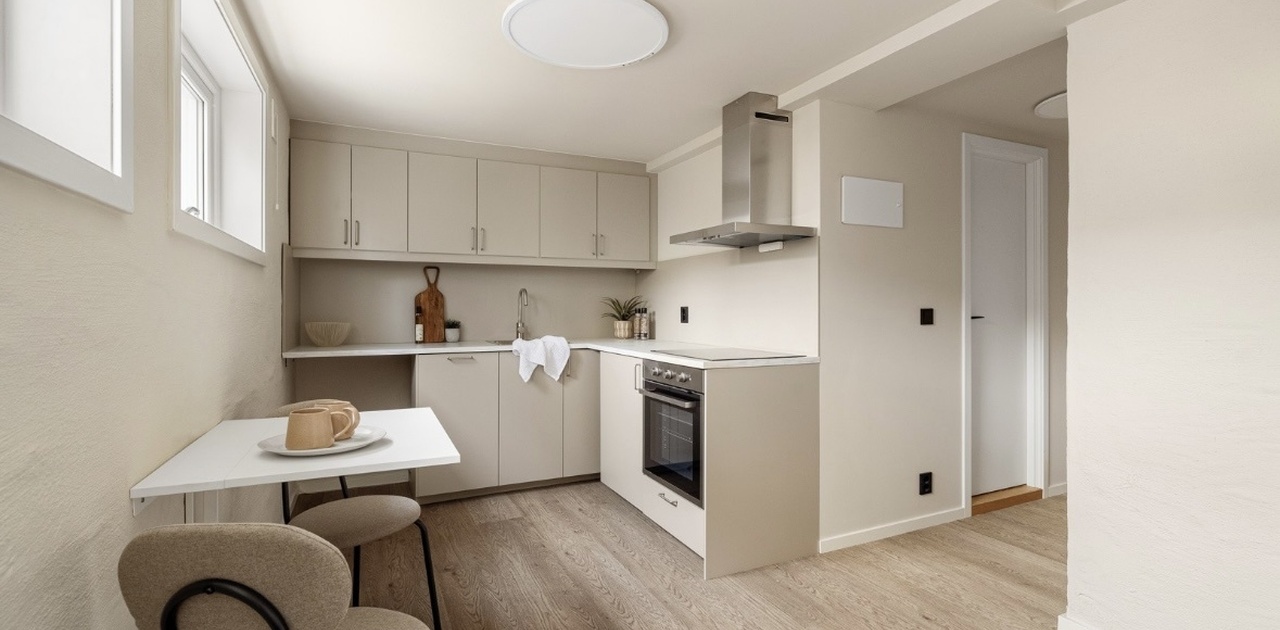 Sokkelleiligheten har en åpen stue- og kjøkkenløsning på 11,7 kvm