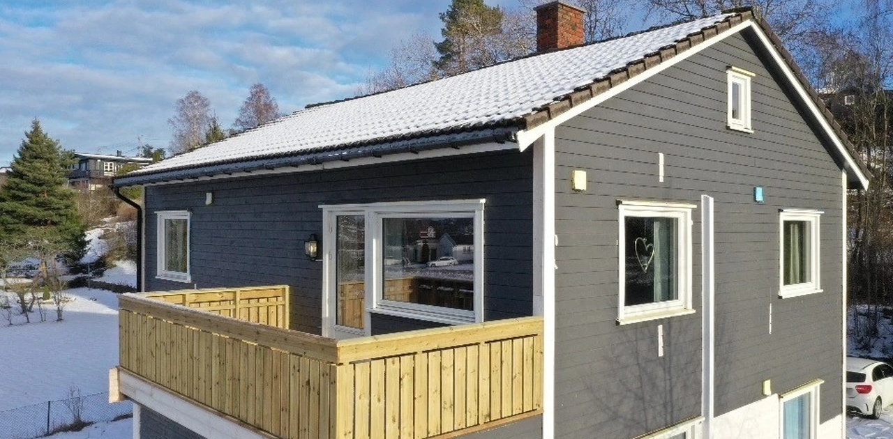 Leiligheten ligger i hele 2. etasje med egen balkong