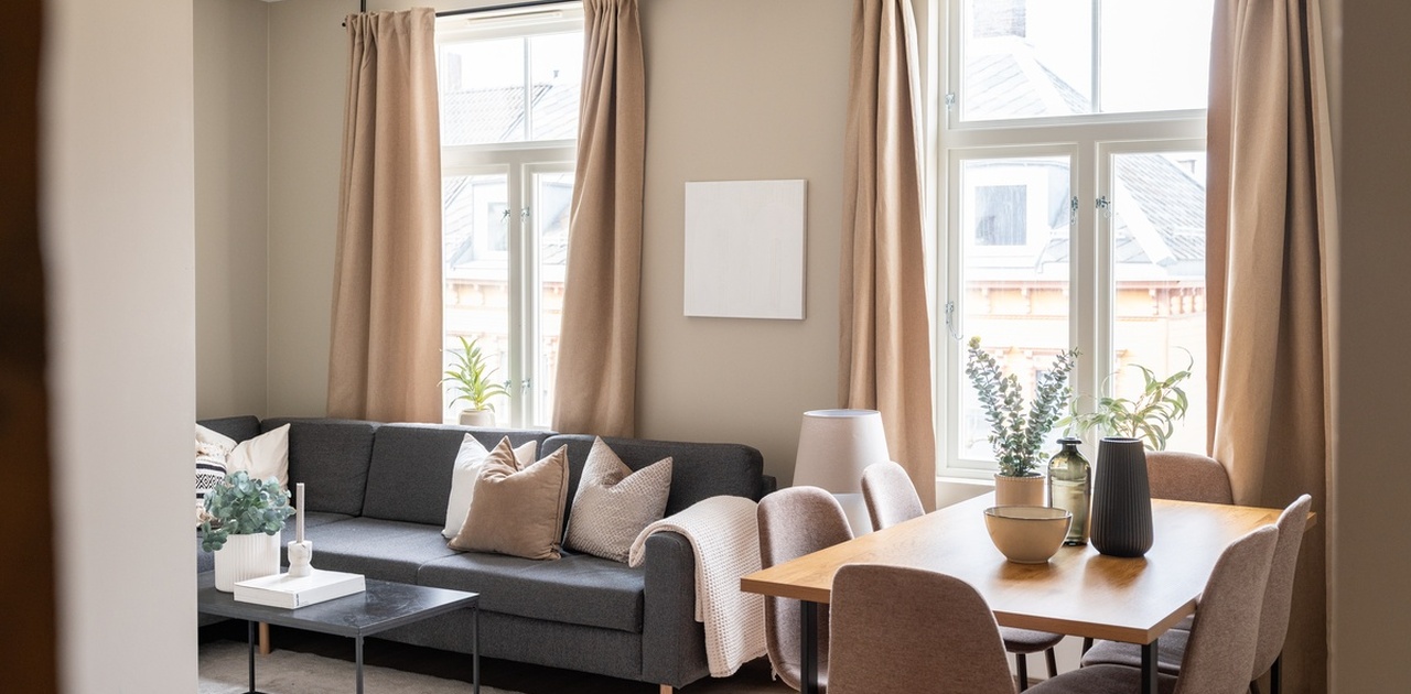 Totalrenovert stue (2025) med moderne standard og god takhøyde. Lys og luftig atmosfære.