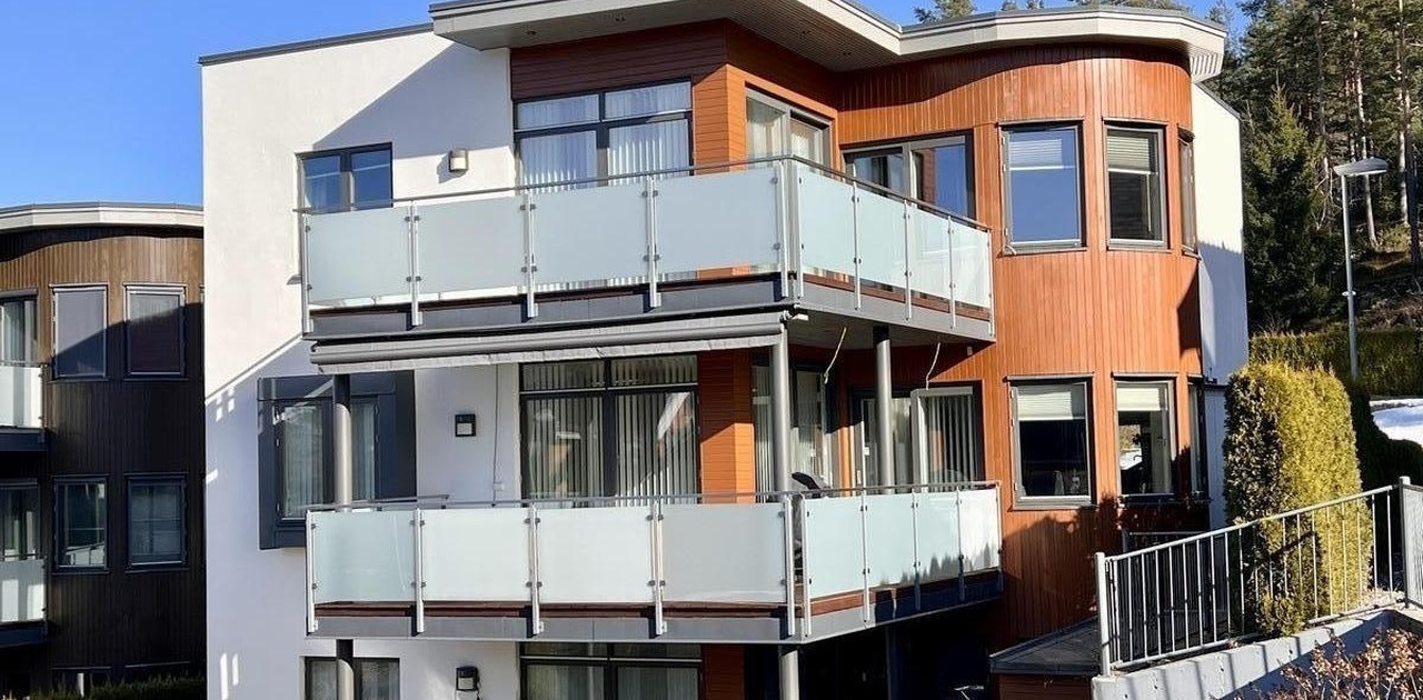 Lekker og meget romslig funkis-hybel på 67 kvm i moderne, arkitekttegnet funkisbolig
