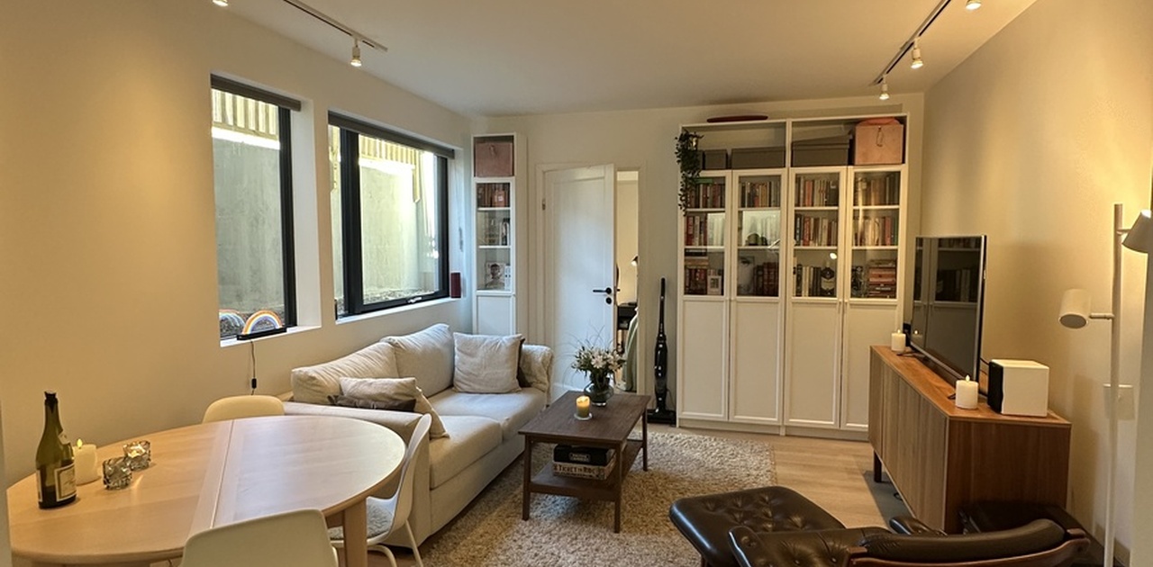 Hyggelig og romslig stue med mye lysinnslipp