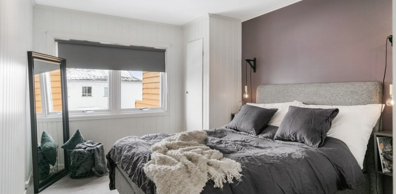 Stort soverom på 13.4 kvm med liten bod og garderobeskap. Kontrastvegg er nå malt beige.
