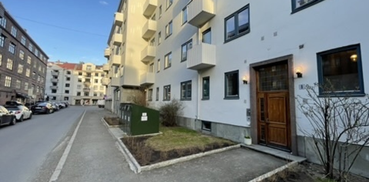 Rolig enveiskjørt gate på Frogner