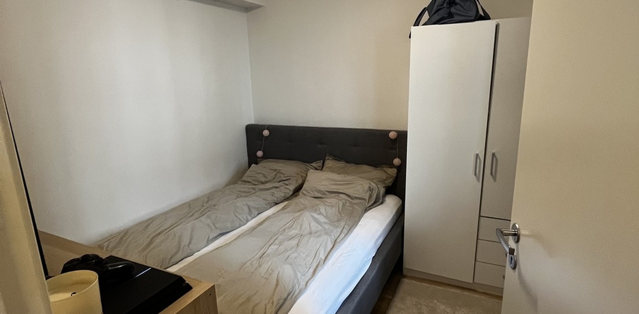 Rommet som leies ut leies møblert med 150 seng, skap, skjenk og TV