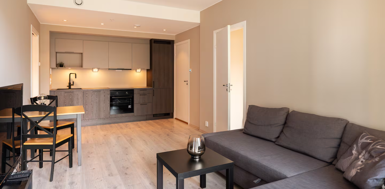 Åpen kjøkken- og stueløsning.