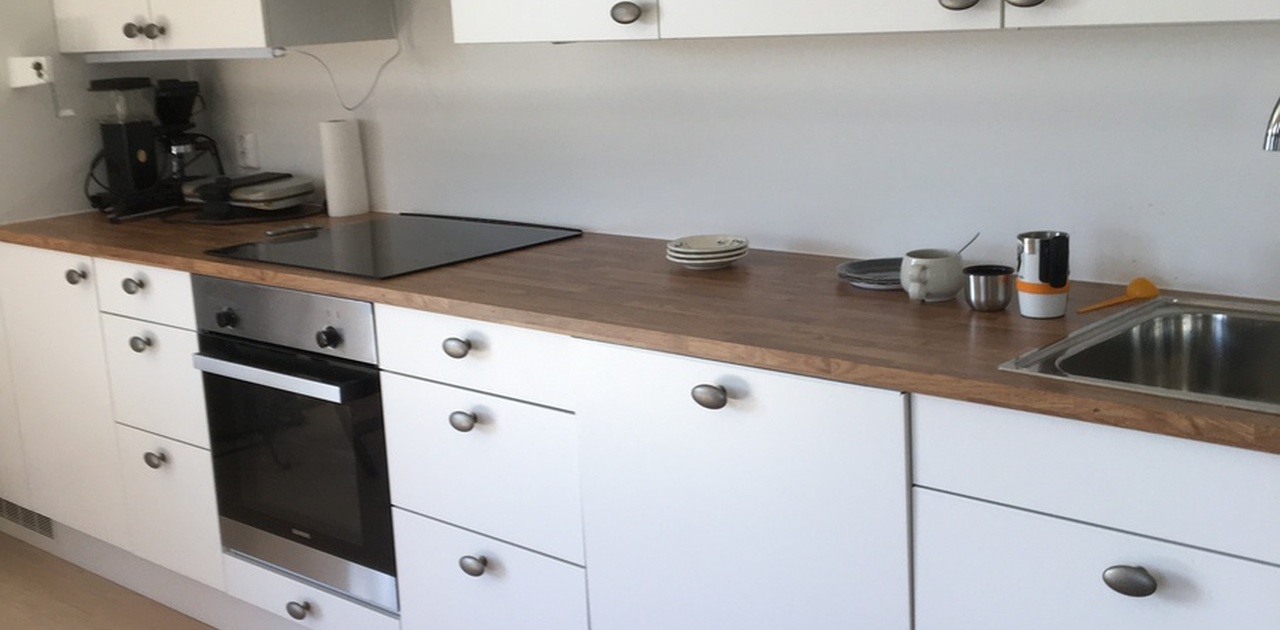 Kjøkkenbenk med hvitevarerer