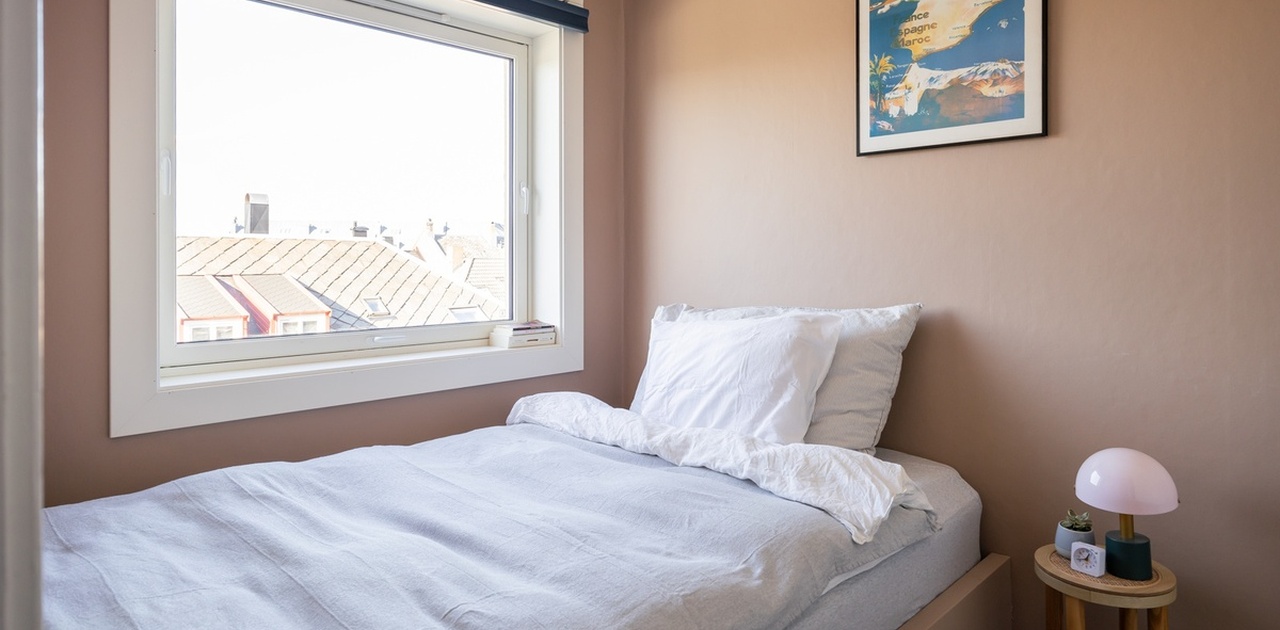 Soverommet er på 6 m2 med fastmontert seng