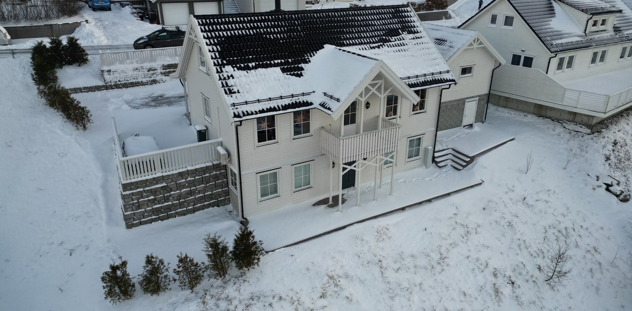 Dronefoto av eneboligen. Inngang til de to hybelleilighetene