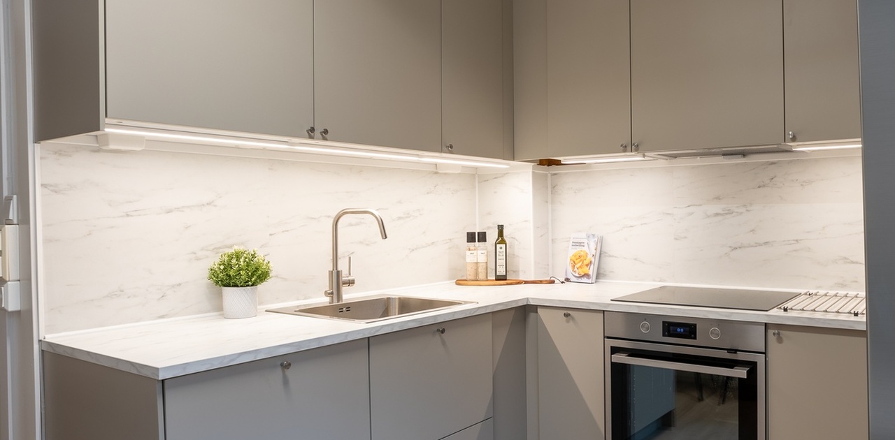 Nytt kjøkken fra 2025 med integrerte hvitevarer (oppvaskmaskin og lite kjøleskap)