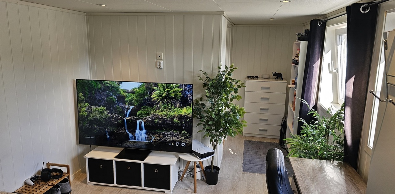 Slik har leietaker valgt å innrede med egen tv og diverse