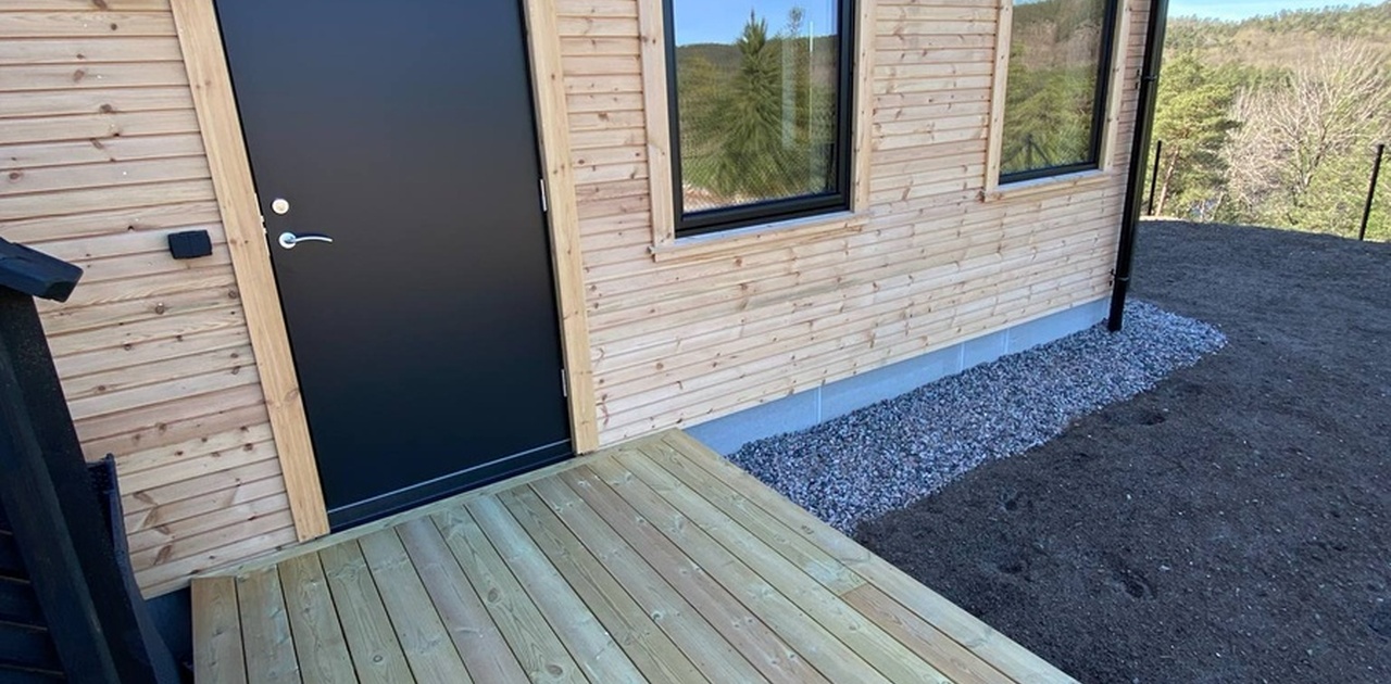 Inngangspartiet og del av hage