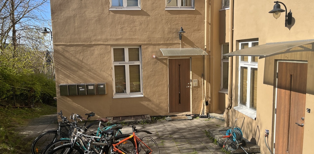 Inngang inn døra til  høyre