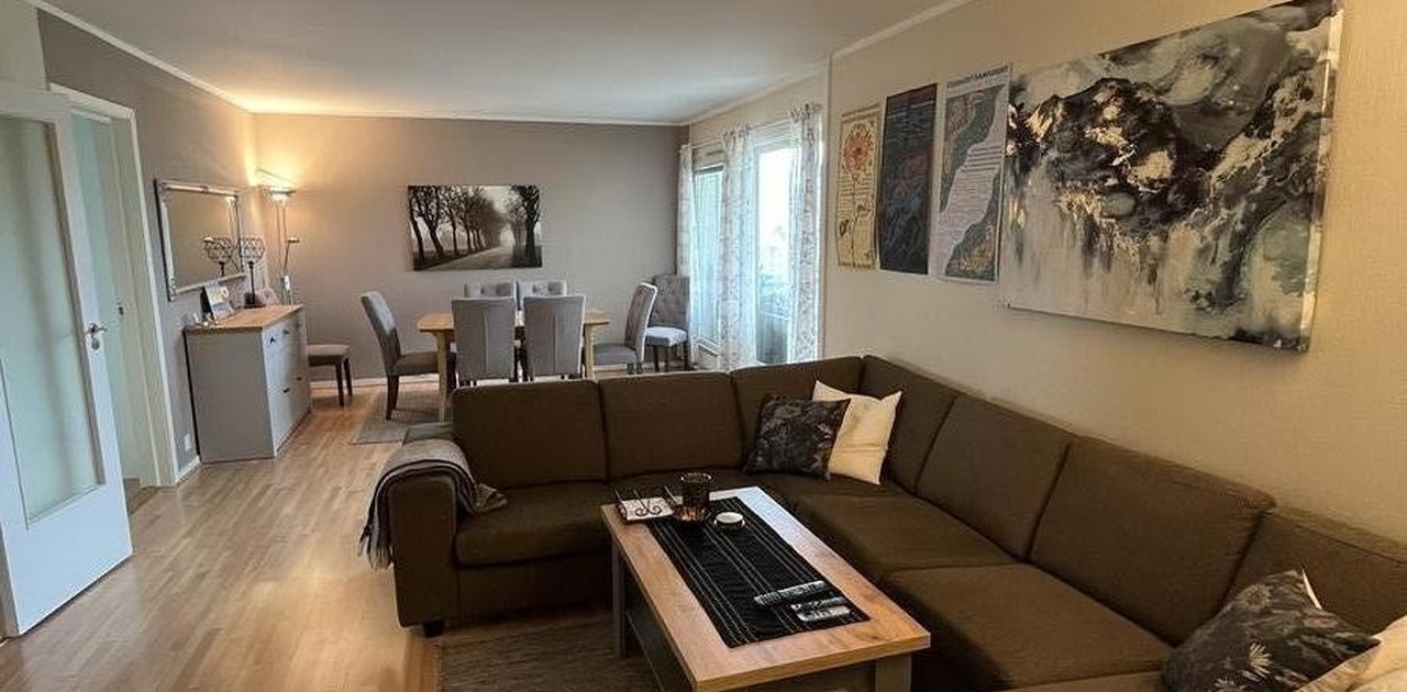 Stue med spisebord i bakgrunnen