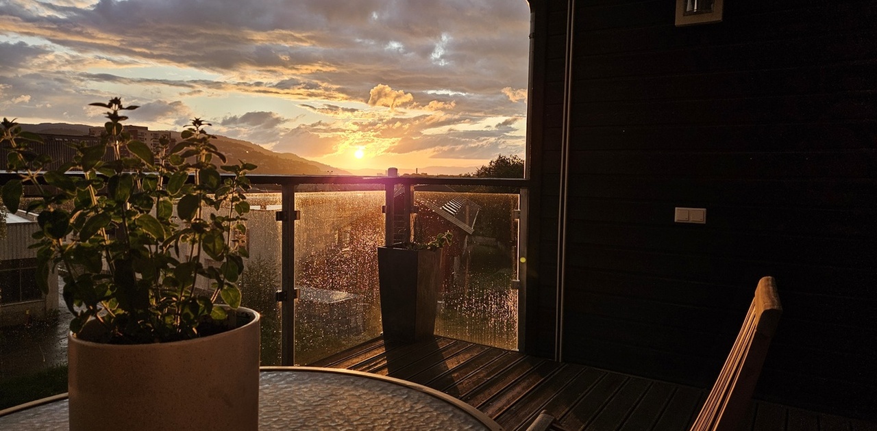 Utsikt fra den private vestvendte balkongen