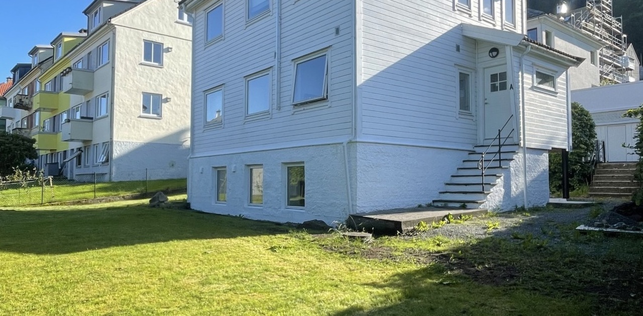Huset har en stor hage