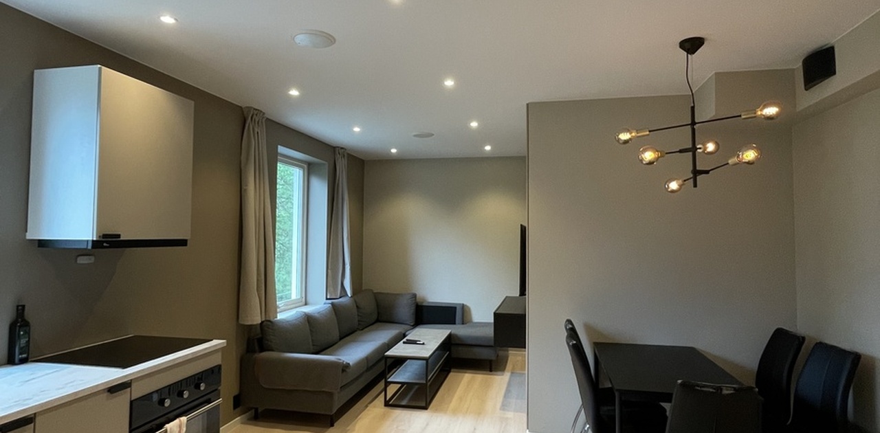 Stor åpen løsning. Legg merke til takhøyttalere